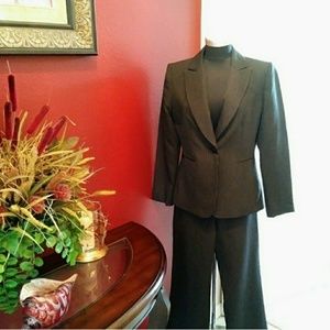 Women's Tahari pant suit